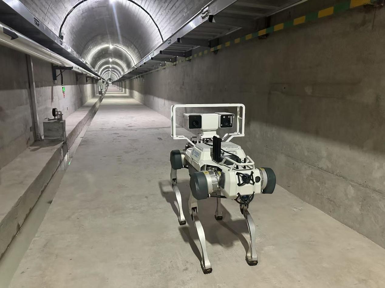 機器人正在對大壩廊道進行巡檢，重點監(jiān)測裂縫，滲水點，積水等。水利部供圖