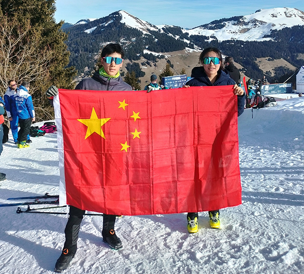 U18垂直競速男子冠軍貢松郎（左）加和女子冠軍普姆阿尼賽后舉國旗慶祝。中國滑雪登山隊(duì)供圖