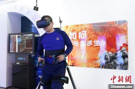 圖為消防員利用VR展示火災(zāi)如何逃生。中新社記者 趙宇航 攝