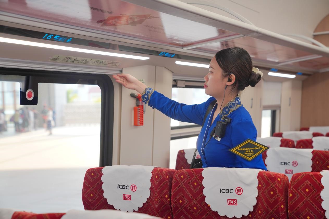 中老鐵路瀾滄號(hào)動(dòng)車組列車長(zhǎng)小麗正在進(jìn)行車廂檢查。老中鐵路有限公司供圖