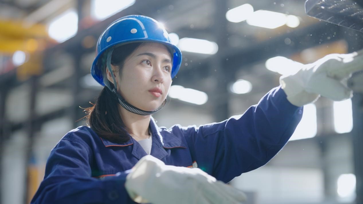 老中鐵路有限公司萬(wàn)象運(yùn)營(yíng)管理中心機(jī)輛車間希達(dá)在工作中。老中鐵路有限公司供圖