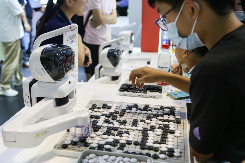 2023年7月7日，元蘿卜AI下棋機(jī)器人與觀眾對(duì)弈。2023年7月6日至8日，2023世界人工智能大會(huì)在上海舉行。新華社記者 辛夢(mèng)晨 攝