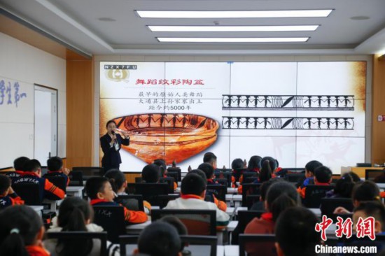 圖為學生在“國寶音樂會”社教課中了解舞蹈紋彩陶盆。中新社記者 馬銘言 攝