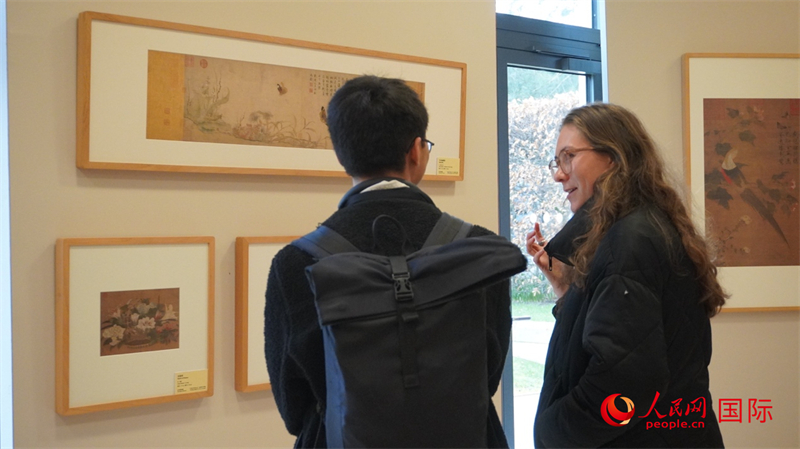劍橋大學(xué)學(xué)者參觀宋畫特展。人民網(wǎng) 徐量攝
