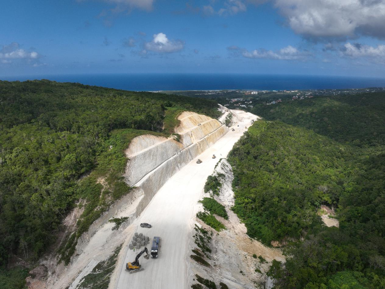 圖為中企承建的牙買加蒙特哥貝繞城路項目基層試驗段正在進行攤鋪和碾壓施工，相關(guān)施工工作已于近日順利完成。中國港灣美洲區(qū)域公司供圖