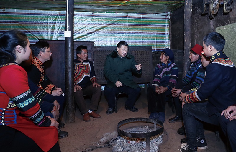 △2018年2月11日，四川涼山彝族自治州昭覺縣三岔河鄉(xiāng)三河村，習近平總書記來到村民節(jié)列俄阿木家中看望。