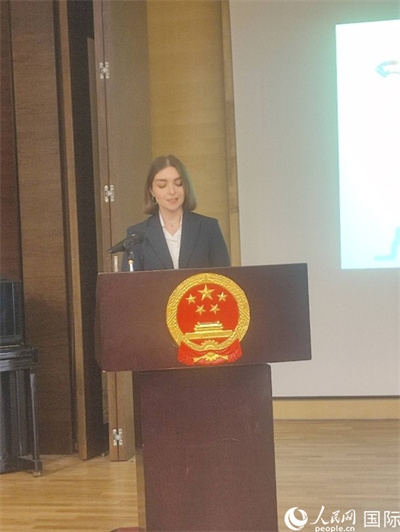 意方學(xué)生代表白綺花發(fā)言。人民網(wǎng)記者 鄭彬攝