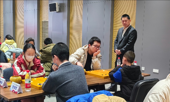 常昊觀戰(zhàn)年輕棋手們比賽。人民網(wǎng)記者 李乃妍攝