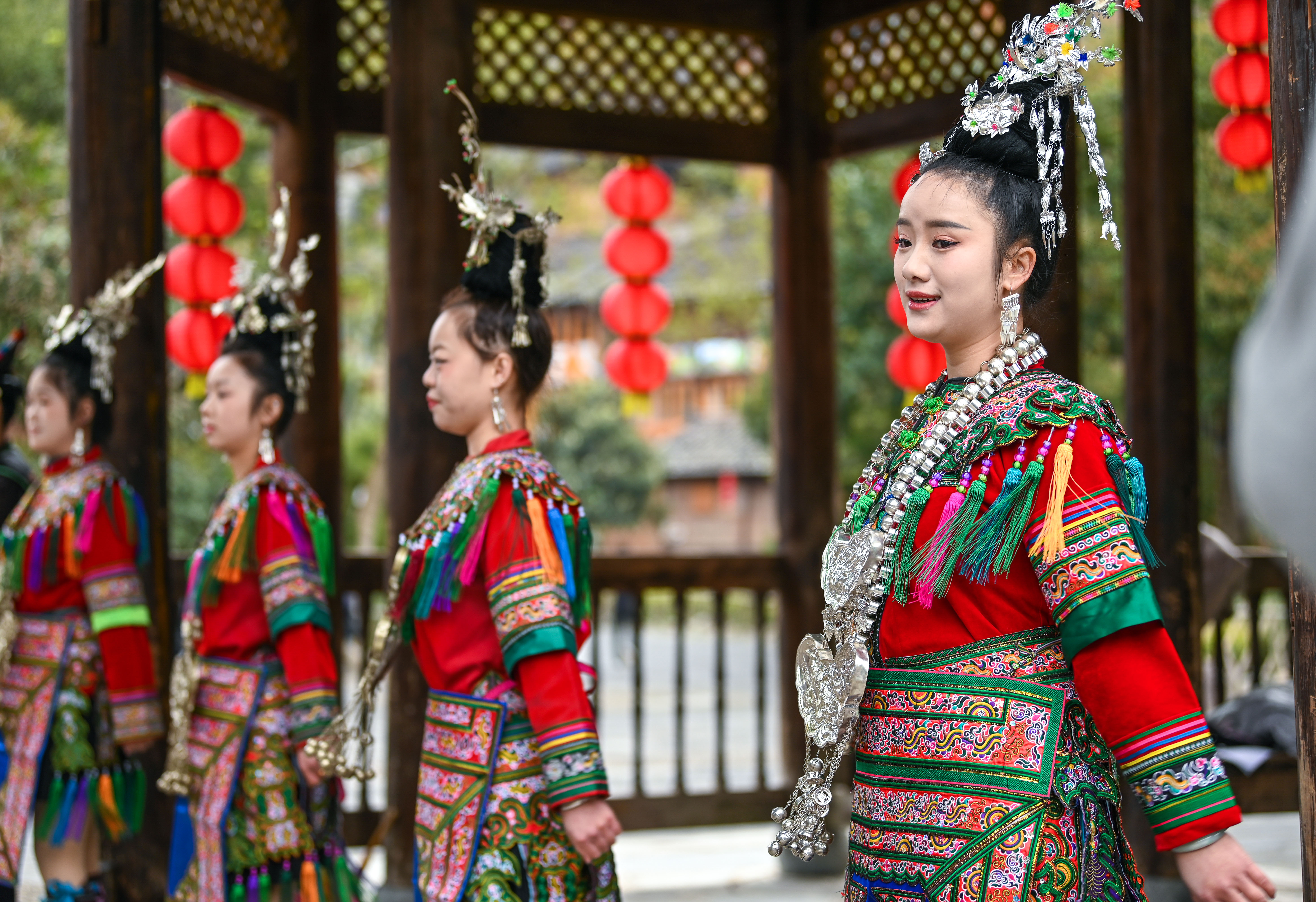  2025年3月18日，侗族群眾在貴州省黎平縣肇興侗寨給游客演唱侗族大歌。