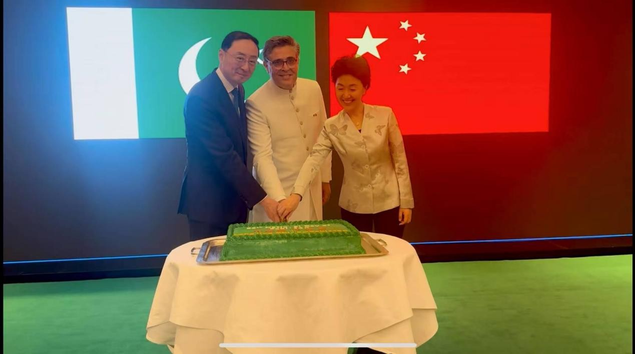外交部副部長(zhǎng)孫衛(wèi)東（左）、巴基斯坦駐華大使卡里爾·哈什米（中）、中聯(lián)部副部長(zhǎng)孫海燕（右）共切蛋糕。巴基斯坦駐華大使館供圖
