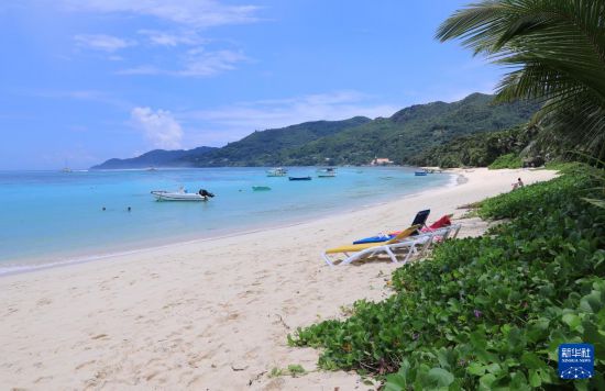 3月19日，游客在塞舌爾馬埃島海邊休閑。新華社記者 董江輝 攝
