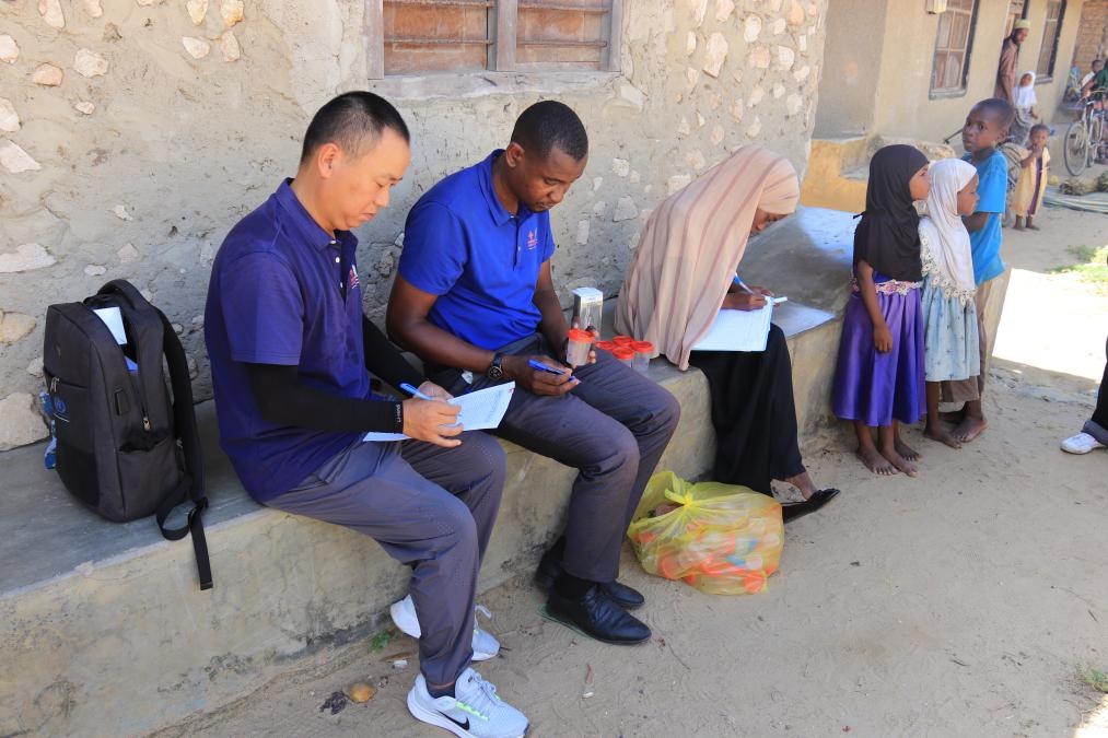 專家組指導非方疾控人員開展疾病篩查工作。專家組供圖