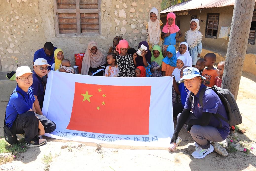 專家組與當地村民合影。專家組供圖