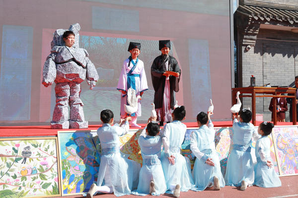 展覽開幕式上，府學(xué)學(xué)子上演情景劇《鵝池》。府學(xué)胡同小學(xué)供圖