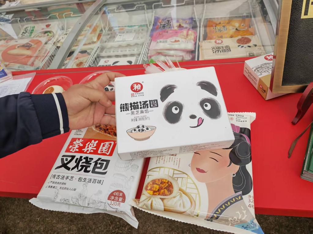 賴湯圓推出的新品熊貓湯圓（3月21日攝）。新華社記者 張海磊 攝