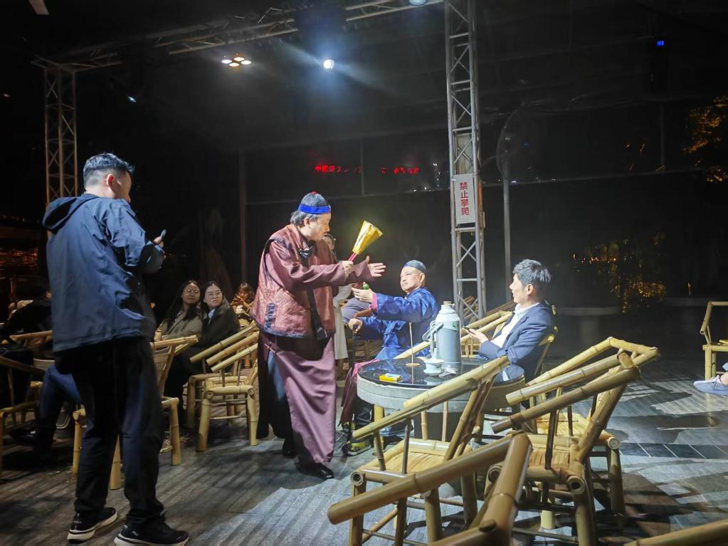 3月24日，《鶴鳴傳奇》在四川省成都市人民公園鶴鳴茶社演出。新華社記者 張海磊 攝