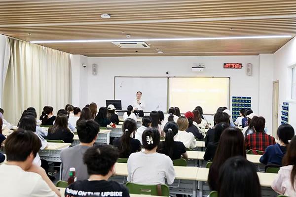深圳職業(yè)技術大學黨委副書記、校長許建領為學生授課。學校供圖
