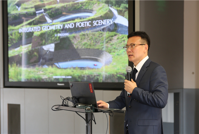 李興鋼院士做題為《勝景幾何》的主旨報告?；顒又鬓k方供圖