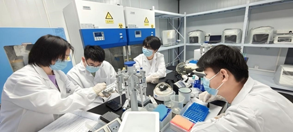 “個(gè)體基因解密實(shí)驗(yàn)”預(yù)實(shí)驗(yàn)課堂。東華大學(xué)供圖