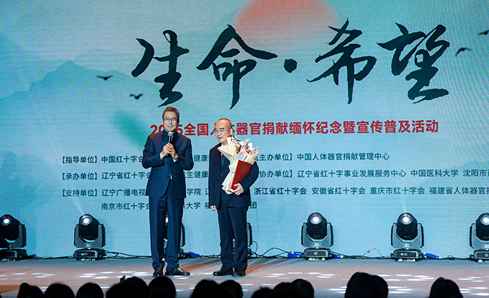 中國紅十字會副會長白巖松在現(xiàn)場采訪“人民英雄”張定宇教授。主辦方供圖
