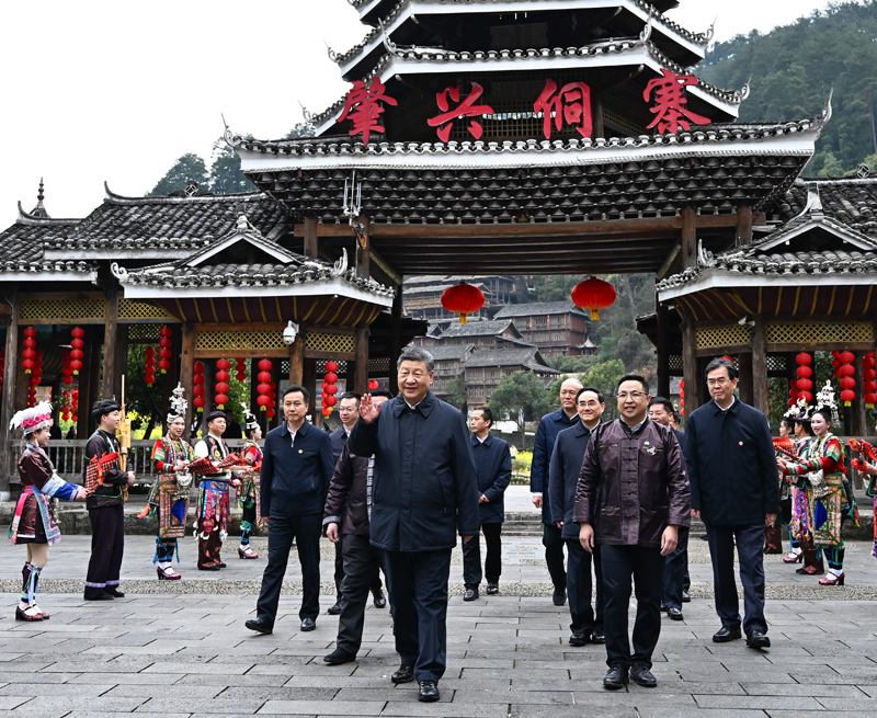 △3月17日下午，習(xí)近平總書記在貴州黔東南州黎平縣肇興侗寨考察時(shí)，在寨門口向身著民族盛裝歡迎的村民揮手致意。
