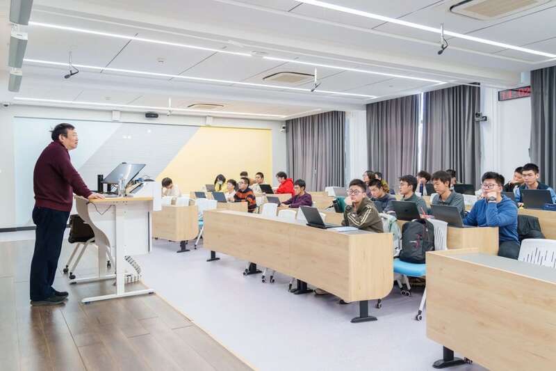 北航面向全校本科生開設《人工智能導論》通識必修課。校方供圖