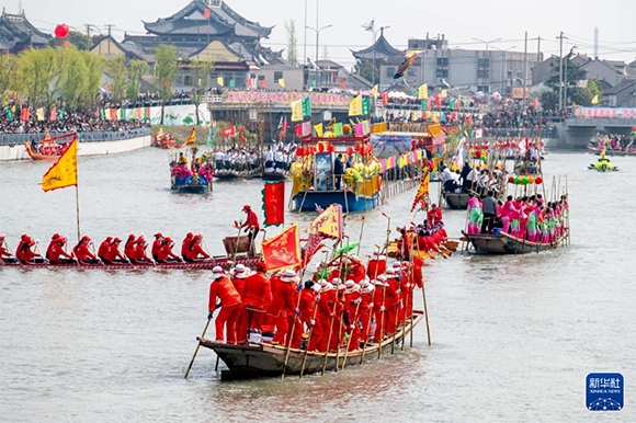 ?4月4日，選手在參加茅山會船盛會 。?新華社發(fā)（楊玉崗 攝）