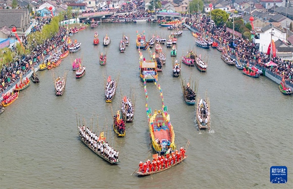 ?4月4日，選手在參加茅山會船盛會（ 無人機照片）。?新華社發(fā)（顧繼紅 攝）