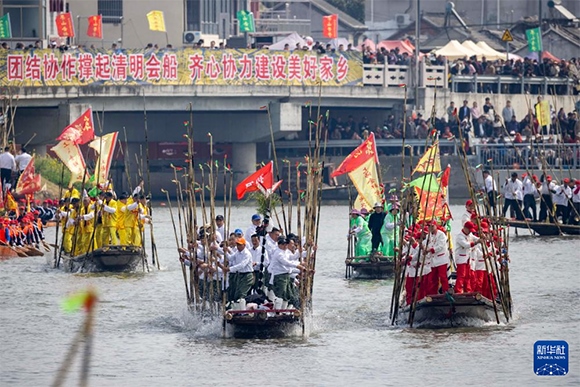 ?4月4日，選手在參加茅山會船盛會。新華社發(fā)（湯德宏 攝）