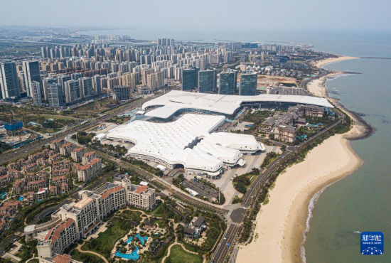 這是4月4日拍攝的第五屆中國國際消費(fèi)品博覽會(huì)主會(huì)場海南國際會(huì)展中心（無人機(jī)照片）。