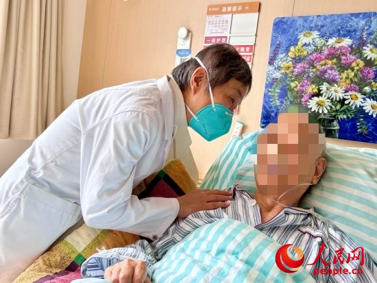秦苑查房時詢問患者情況。人民網(wǎng) 陳葉欣攝