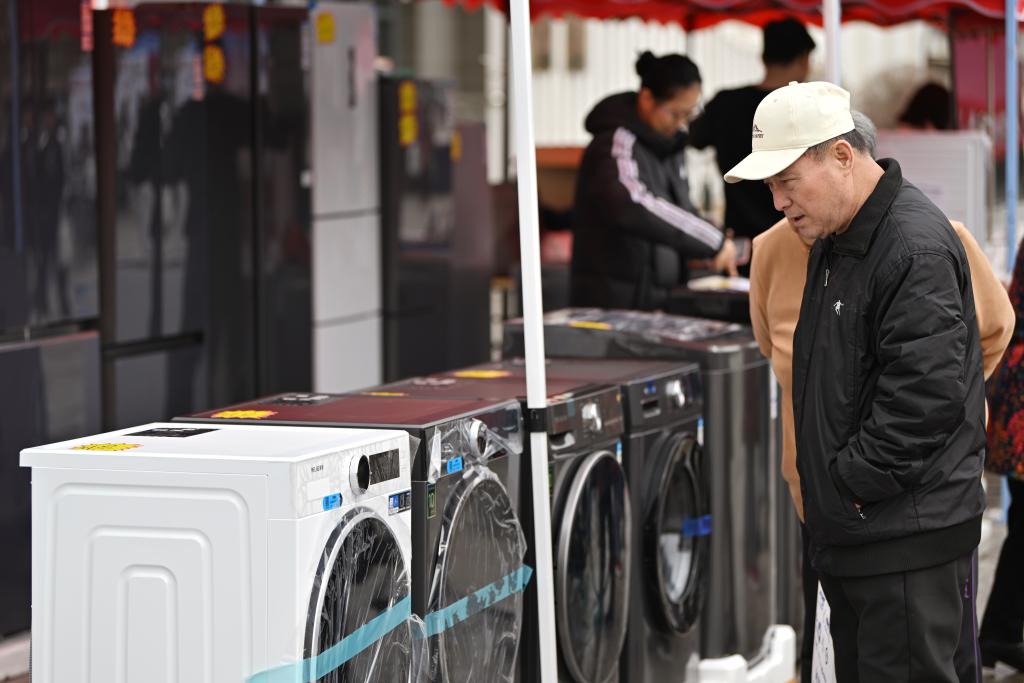 3月28日，天津市北辰區(qū)舉行2025年消費品以舊換新惠民服務(wù)活動，吸引眾多市民前來選購。新華社記者 李然 攝