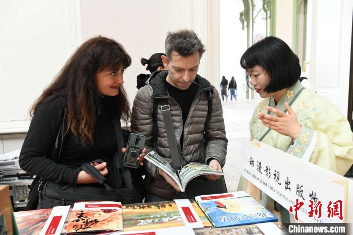 當(dāng)?shù)貢r(shí)間4月11日，2025年巴黎圖書節(jié)在巴黎大皇宮揭幕。中國(guó)出版代表團(tuán)攜千余種中國(guó)精品圖書亮相展會(huì)。 中新社記者 李洋 攝