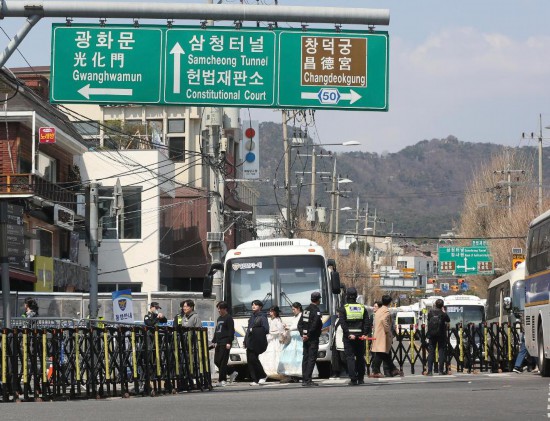  4月3日，在韓國首爾，警察在韓國憲法法院附近進(jìn)行交通管制。新華社記者姚琪琳攝