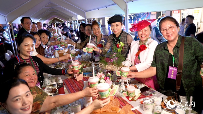 海外華僑在活動現(xiàn)場品嘗“家鄉(xiāng)味”。人民網(wǎng)記者 符武平攝