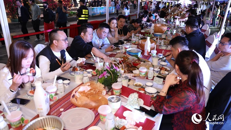 消博會嘉賓沉浸享用長桌宴。人民網(wǎng)記者 符武平攝