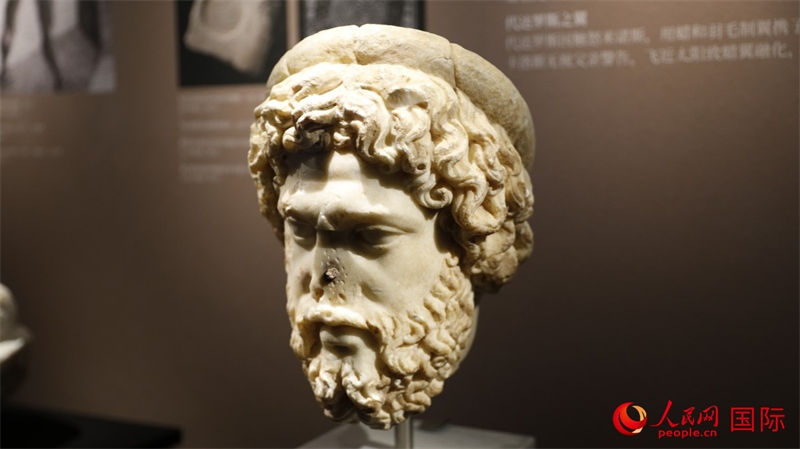 阿斯克勒庇俄斯大理石頭像。4月14日，來(lái)自希臘伊拉克利翁考古博物館的文物在故宮博物院展出。（人民網(wǎng) 張澤宇攝）