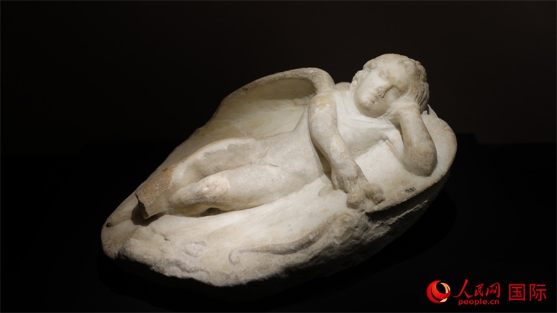 沉睡的厄洛斯大理石浮雕。4月14日，來(lái)自希臘伊拉克利翁考古博物館的文物在故宮博物院展出。（人民網(wǎng) 張澤宇攝）