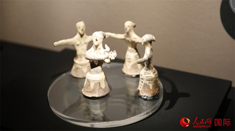 舞蹈者與音樂(lè)家雕塑群像。4月14日，來(lái)自希臘伊拉克利翁考古博物館的文物在故宮博物院展出。（人民網(wǎng) 張澤宇攝）
