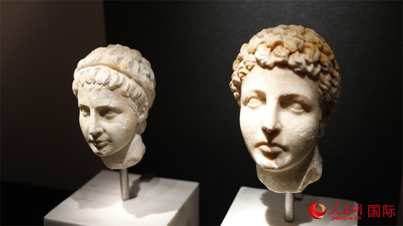 兄弟大理石頭像。4月14日，來(lái)自希臘伊拉克利翁考古博物館的文物在故宮博物院展出。（人民網(wǎng) 張澤宇攝）