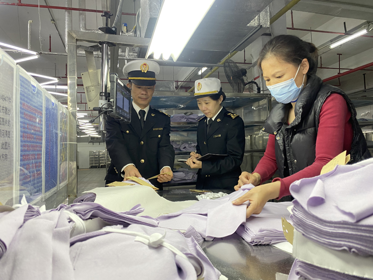 黃埔海關(guān)關(guān)員到毛織企業(yè)開(kāi)展調(diào)研。周青攝