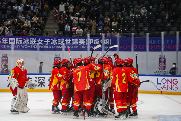 中國隊(duì)球員慶祝勝利。圖片來源：中國冰球協(xié)會