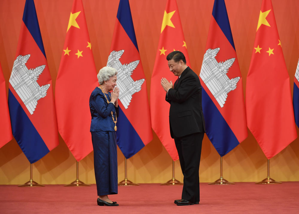2020年11月6日，國家主席習(xí)近平在北京人民大會堂為柬埔寨太后莫尼列舉行中華人民共和國“友誼勛章”頒授儀式。