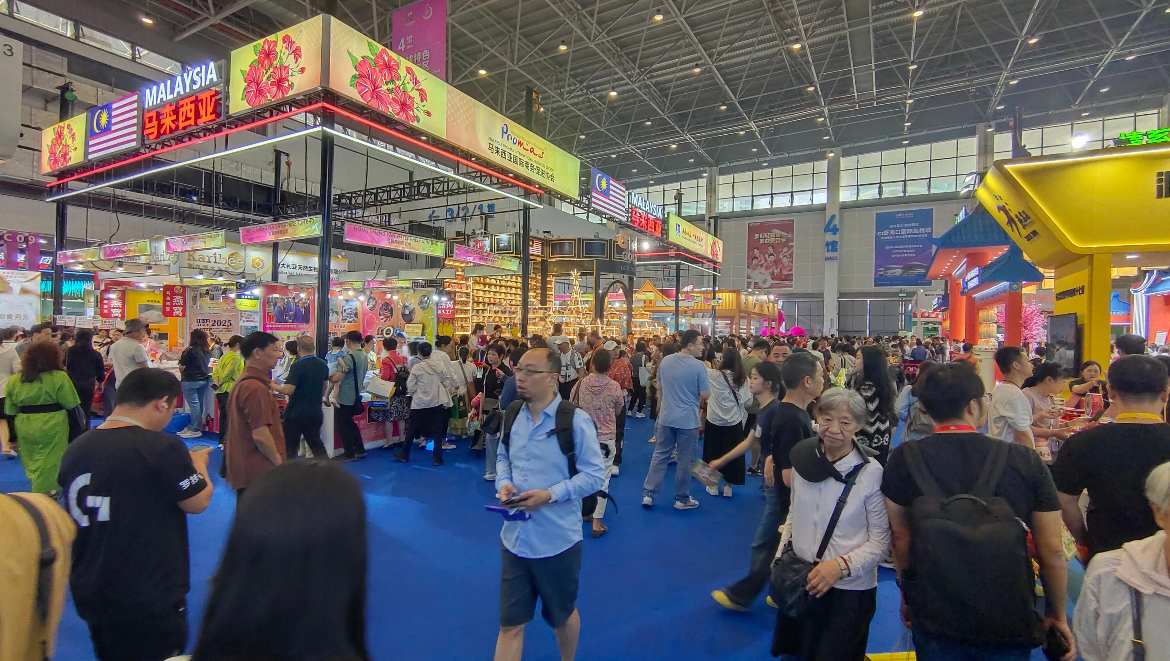 消博會(huì)迎來(lái)公眾開(kāi)放日，眾多市民、客商來(lái)到展館參觀、購(gòu)物。人民網(wǎng)記者 李彤?dāng)z