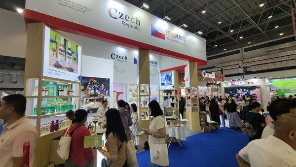 觀展者在各國(guó)展臺(tái)采購(gòu)、咨詢(xún)。人民網(wǎng)記者 李彤?dāng)z