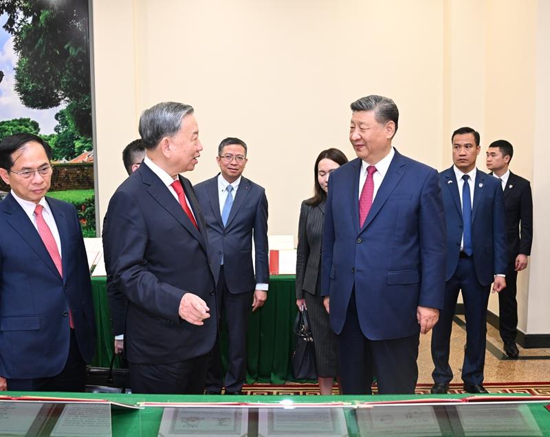 4月14日，習(xí)近平總書記在越共中央駐地同越共中央總書記蘇林舉行會談。這是會談后，兩黨總書記共同見證中越雙方簽署的45份雙邊合作文本展示。