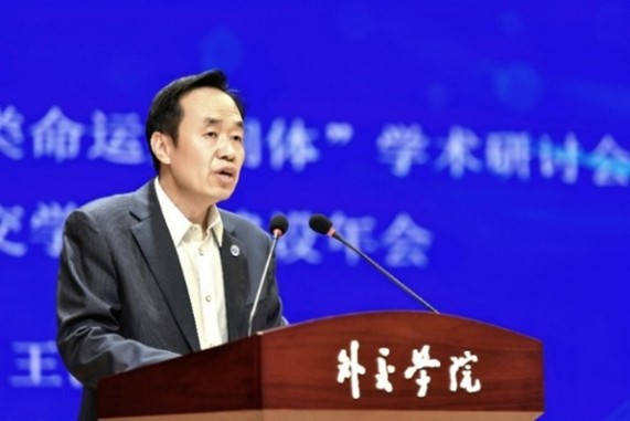 外交學(xué)院黨委書記王世廷大使致辭。主辦方供圖