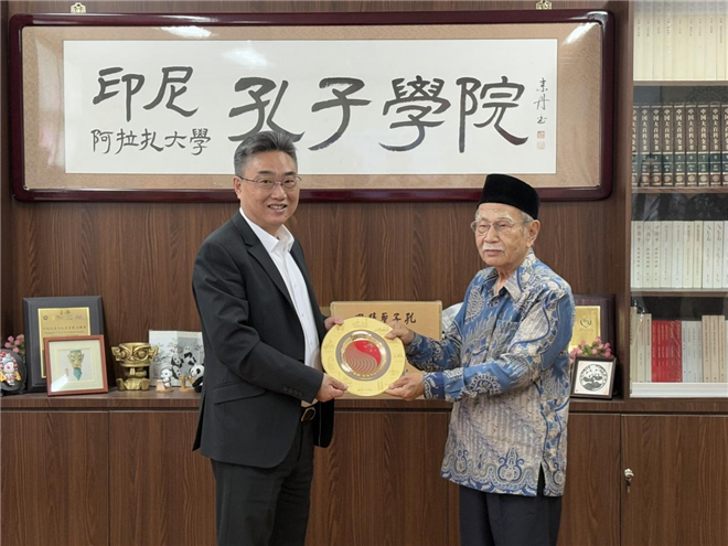 雙方交換禮物?；顒又鬓k方供圖