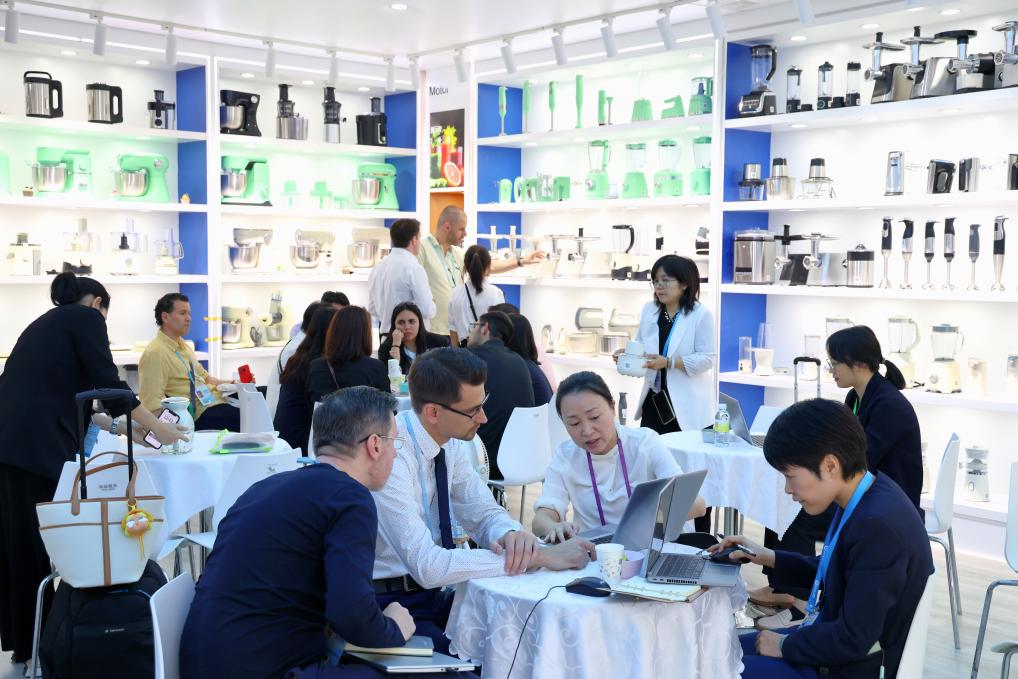 4月15日，在第137屆廣交會開幕當(dāng)天，海外客商在一家電器公司的展區(qū)洽談。 新華社記者 劉大偉 攝