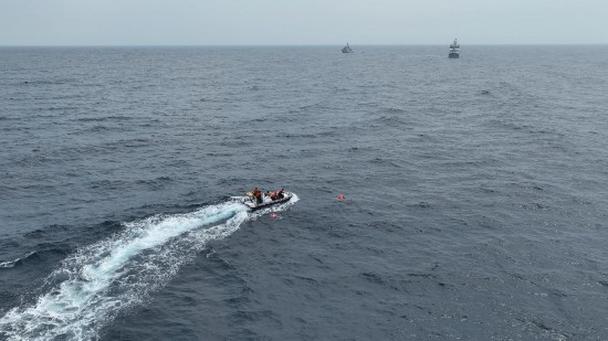 4月23日，中越海警開展海上聯(lián)合搜救演練，模擬營(yíng)救落水人員。（中國(guó)海警供圖）